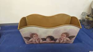lot 1579 image: tin box with angels