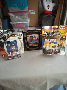 lot 2084 image: Kyle Petty Hot Wheels and Jimi Hensley racing champion cars
