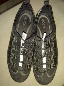 lot 2107 image: gently used Ecco tennis shoes size 9