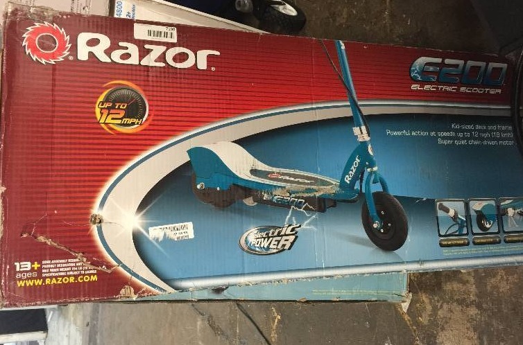 lot 7190 image: Razor E200 Electric Scooter - Teal