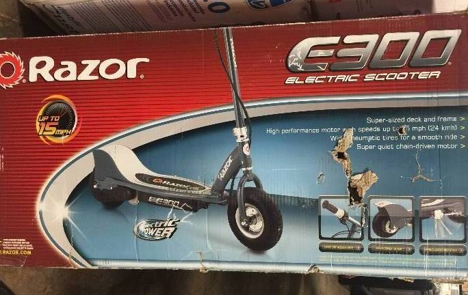 lot 7191 image: Razor E300 -ELECTRIC SCOOTER