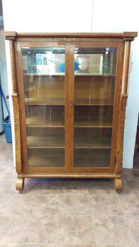 lot 8 image: Exquisite Antique Quarter-Sawn Oak China Hutch