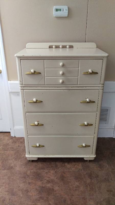 lot 10 image: Vintage Art Deco Dresser