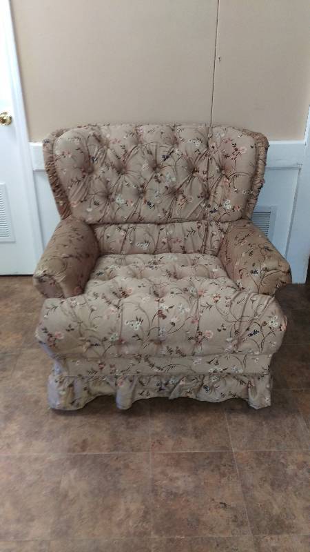 lot 13 image: Oversized Vintage Chair