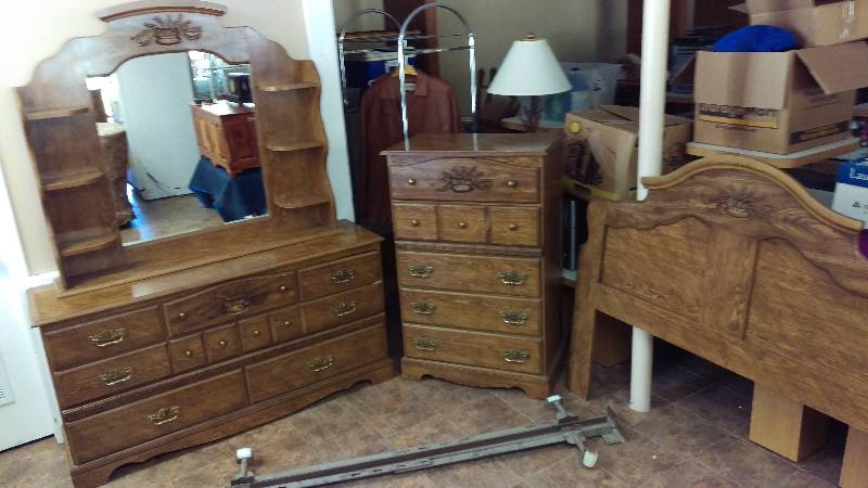 lot 14 image: Full Size Bedroom Set