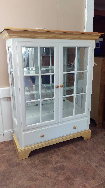 lot 15 image: Beautiful China Hutch