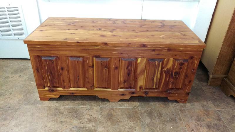 lot 16 image: Solid Cedar Hope Chest with Insert