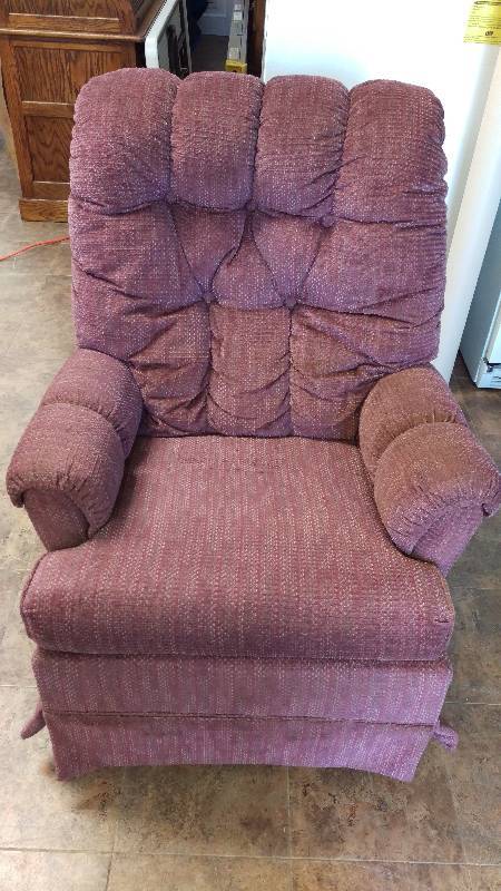 lot 21 image: Nice Mid-Size Rocker