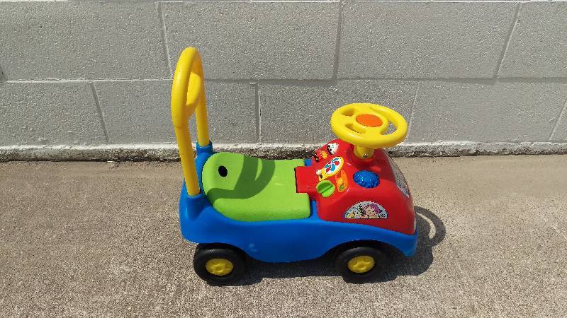 lot 32 image: Childs Riding Toy Car
