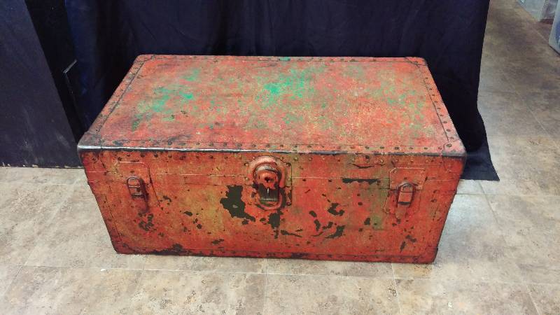 lot 34 image: Vintage Chest with Insert