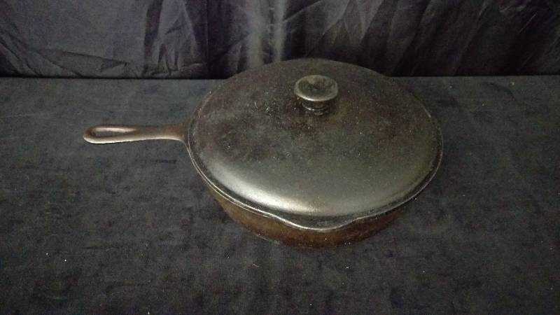 lot 53 image: No. 8 Cast Iron Skillet with Lid