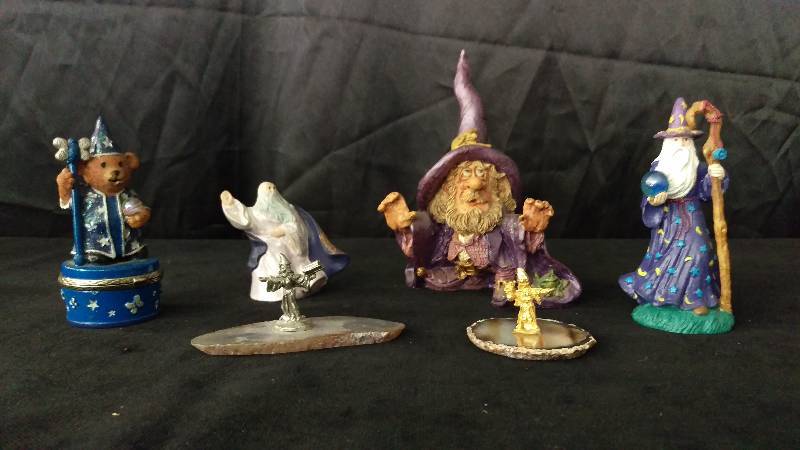 lot 79 image: Wizard Figurines
