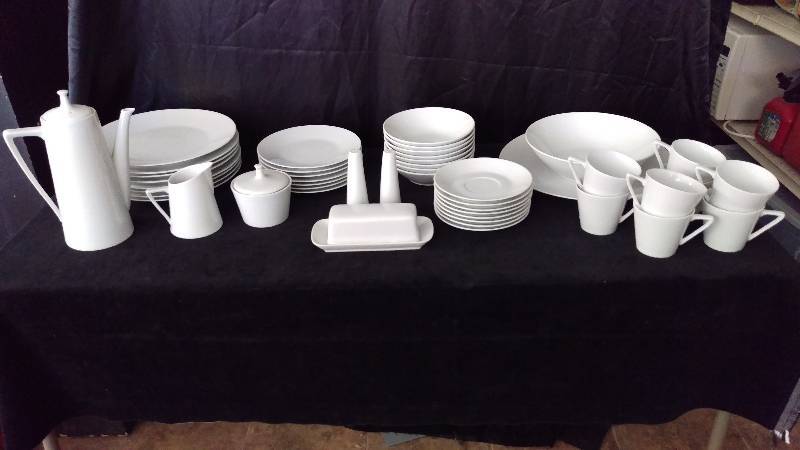 lot 84 image: Mid-Century Modern China Set 8 Place Setting Harmony House Moonglow