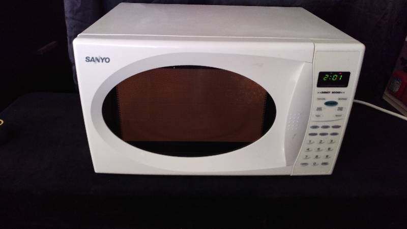 lot 155 image: Sanyo Microwave