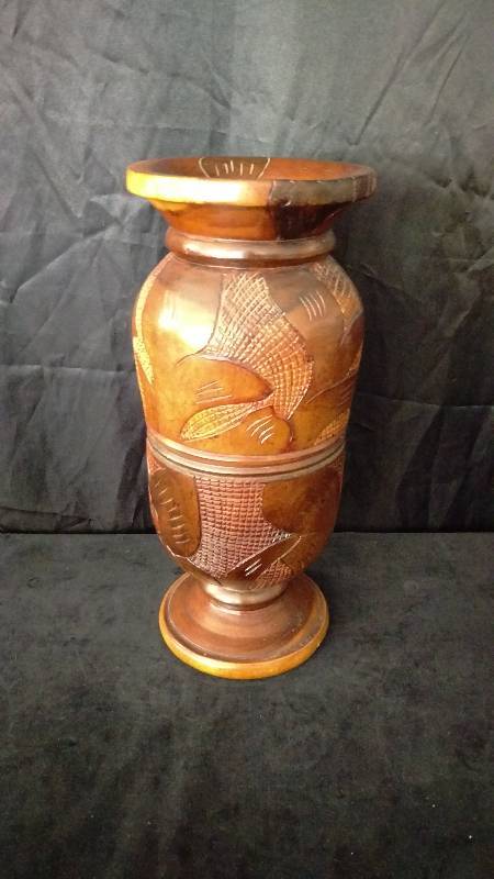 lot 156 image: Large Wood Turned Vase