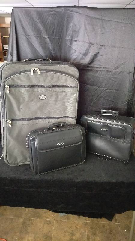lot 159 image: Set of Luggage