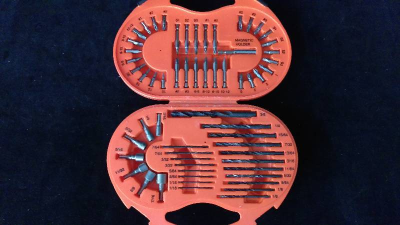 lot 107 image: Black & Decker Drill and Driver Set