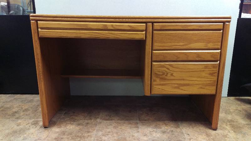 lot 123 image: Oak Desk