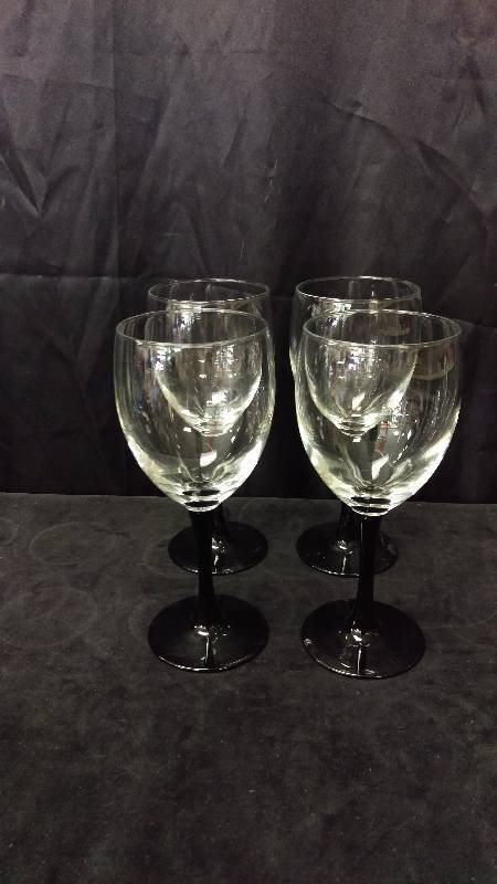lot 132 image: Set of 4 Wine Glasses