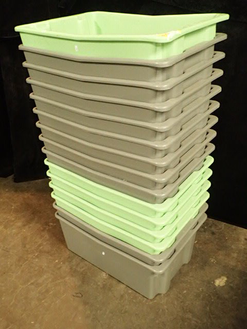 lot 3562 image: (15) Nest Brand Plastic Bins with Strainers
