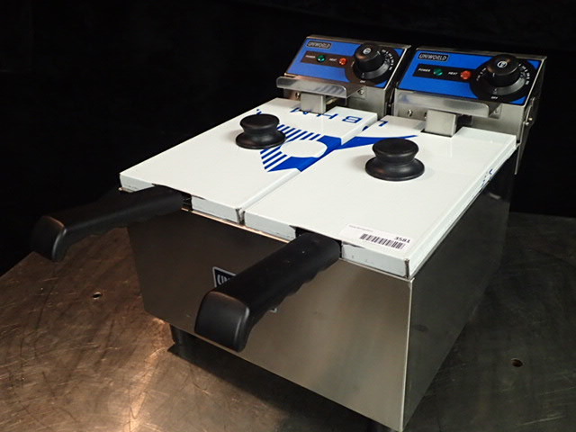 lot 3581 image: Uniworld Countertop 2 Bay Fryer