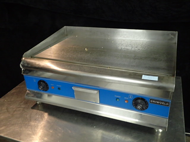 lot 3604 image: Uniworld 30in Flat Top Grill
