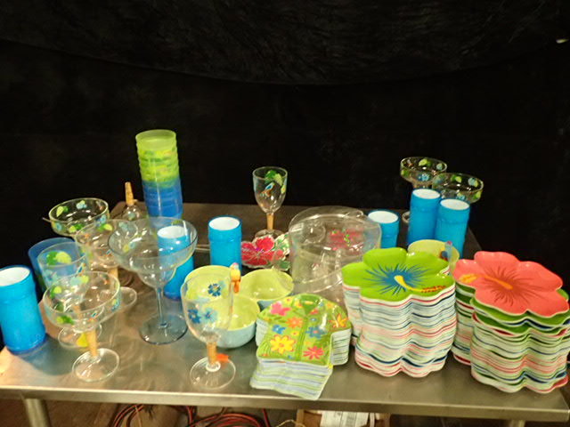 lot 3615 image: Lot of Tropical Party Goods