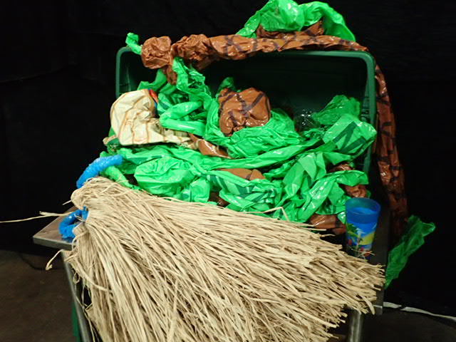 lot 3617 image: Lot of Tropical Party Goods
