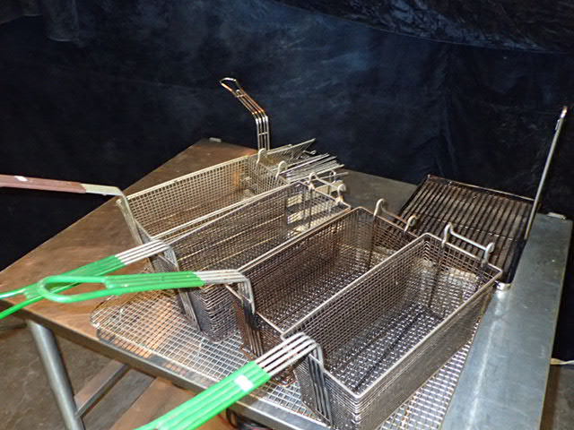 lot 3624 image: Lot of Fry Baskets and Other Fry Things