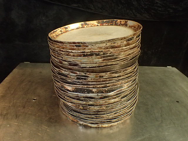 lot 3632 image: Lot of Pizza Pans