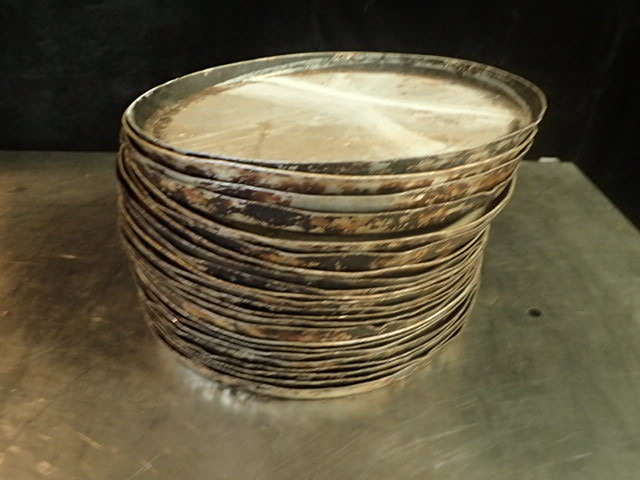 lot 3633 image: Lot of Pizza Pans