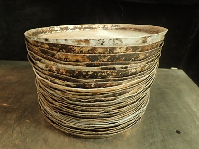 lot 3634 image: Lot of Pizza Pans