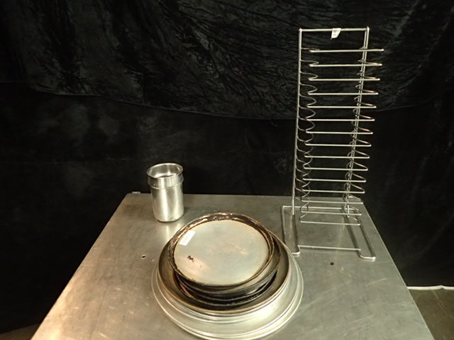 lot 3647 image: Pizza Trays and Tray Holder