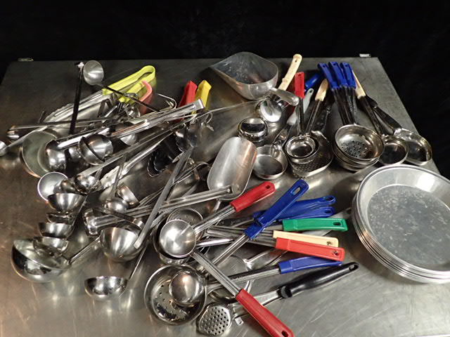 lot 3658 image: Large Lot of Kitchenwares