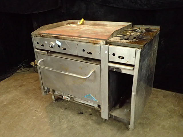 lot 3714 image: Castle Equipment 2 Burner Range and Oven with Flat Top