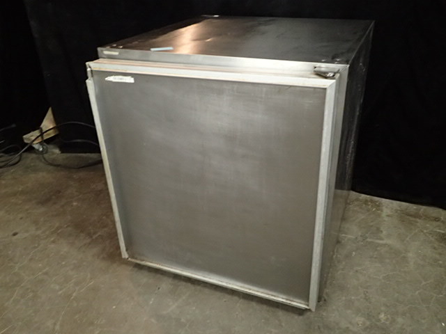 lot 3720 image: Silver King SKR27C2 27 Undercounter Refrigerator