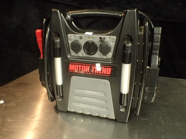 lot 3726 image: Motor Trend Battery Jumper Pack