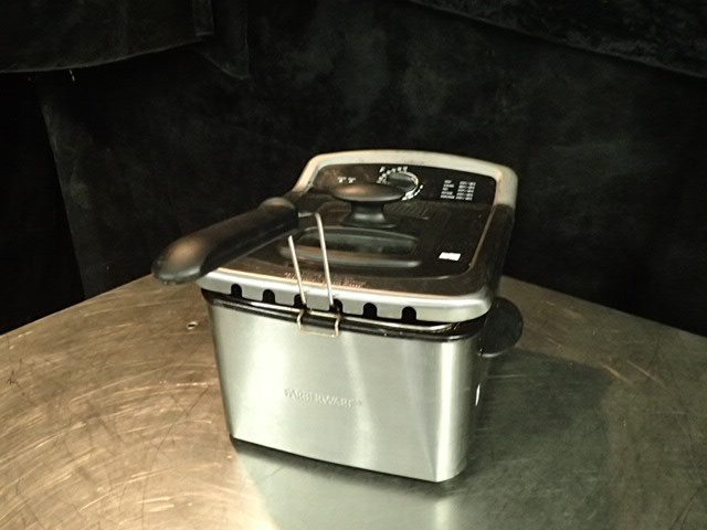 lot 3736 image: Farberware Countertop Electric Fryer