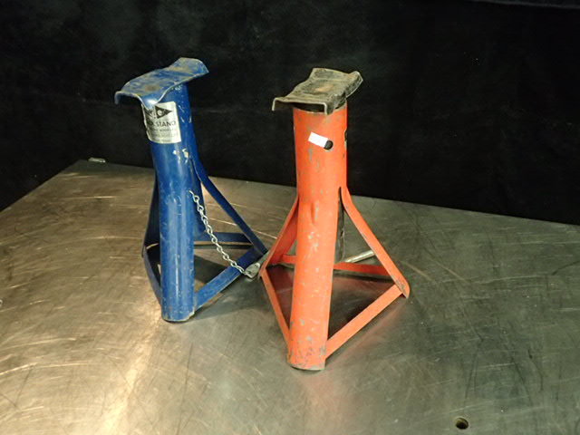 lot 3738 image: Pair of Jack Stands