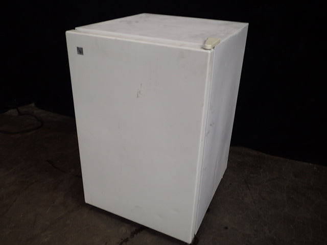 lot 3748 image: Kenmore Mini Fridge