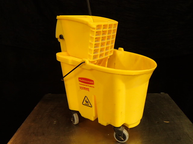 lot 3782 image: Rubbermaid Mop Bucket