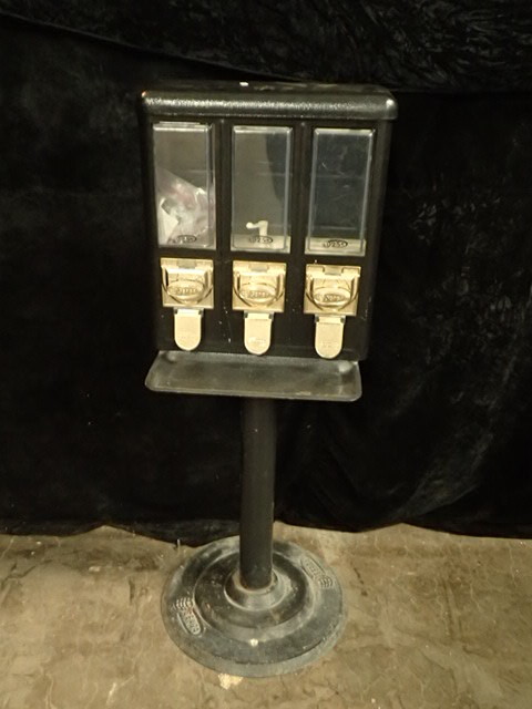 lot 3787 image: 3 Head Vending Machine