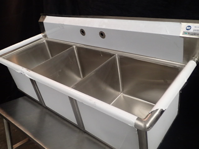 lot 3826 image: Supera 59 Three-Compartment Sink (SK3-1818P-1)