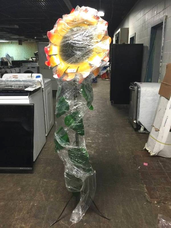 lot 430 image: SPECTACULAR GIANT SUNFLOWER SCULPTURE  ABOUT 6 FEET TALL