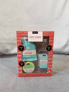 lot 17162 image: HALLU LIFES A BEACH BATH GIFT SET