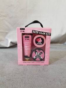lot 17203 image: HALLU BY PEYTON ULTIMATE PAMPERING BATH GLAM KIT