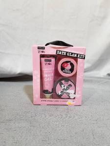 lot 17240 image: HALLU BY PEYTON ULTIMATE PAMPERING BATH GLAM KIT