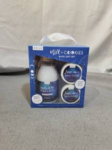 lot 17277 image: HALLU MILK & COOKIES BATH GIFT SET