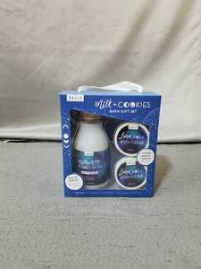 lot 87643 image: HALLU MILK & COOKIES BATH GIFT SET