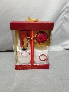 lot 87710 image: OLIVIA GRACE LUXE BATH CARE SET
